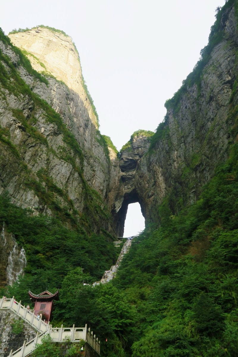 天门山天门洞，穿山而过的自然拱门