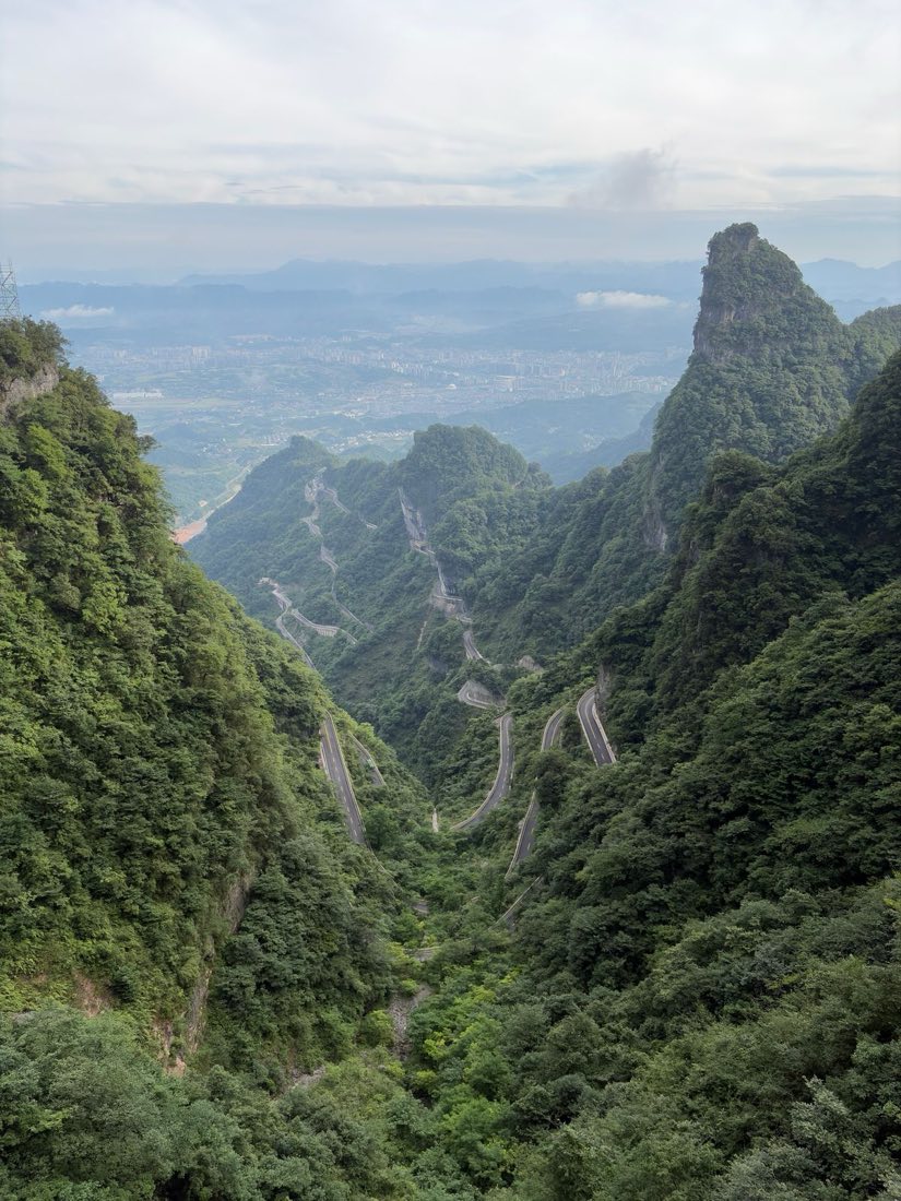 天门山 99 道弯盘山公路在夕照中盘旋而下